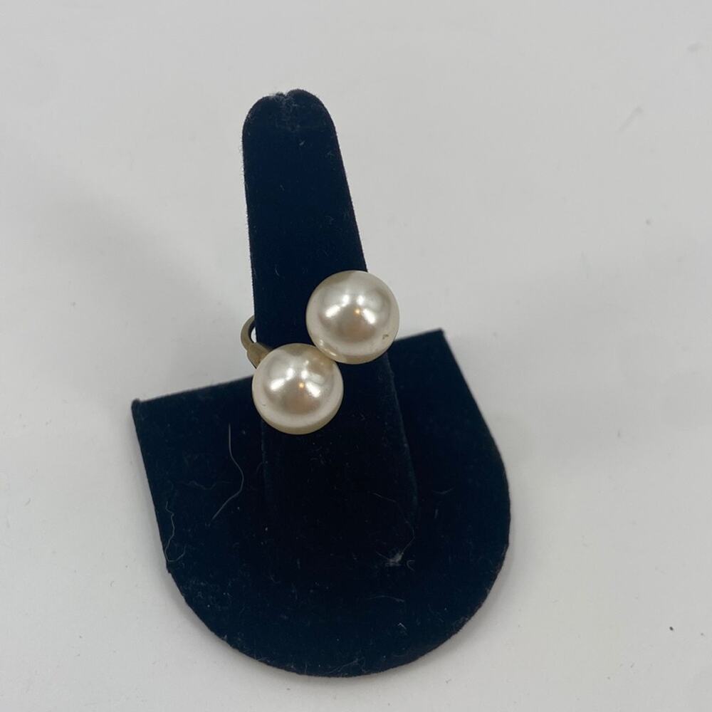 Adjustable faux pearl twin ring